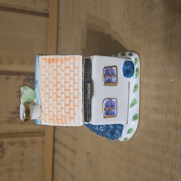 Cottage House Hinged Trinket Box - Picture 7 of 12